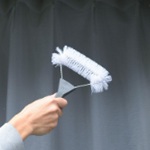 やっかいな網戸掃除の方法と便利グッズを紹介