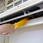 エアコン掃除は難しくない！嫌な臭がするその前に。簡単＆効果的な方法を解説