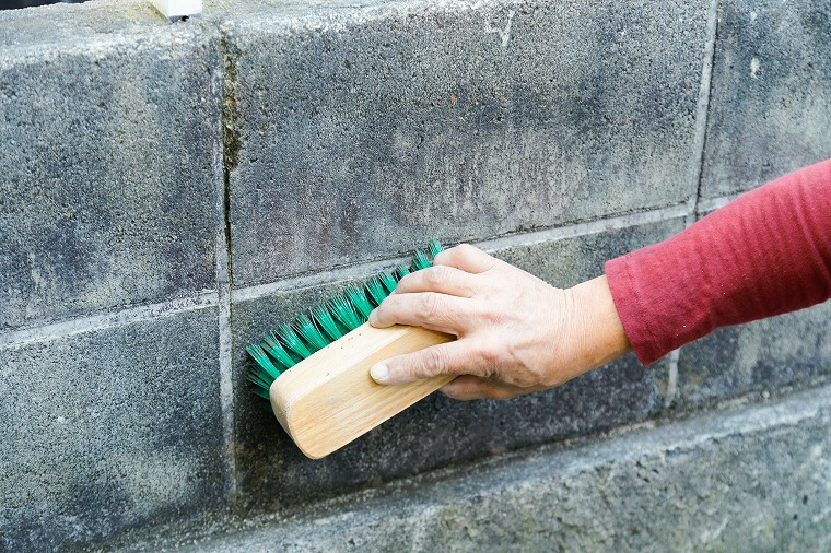 ブロックの汚れを落とす