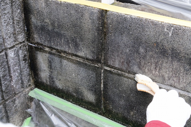 下塗り塗料を塗る