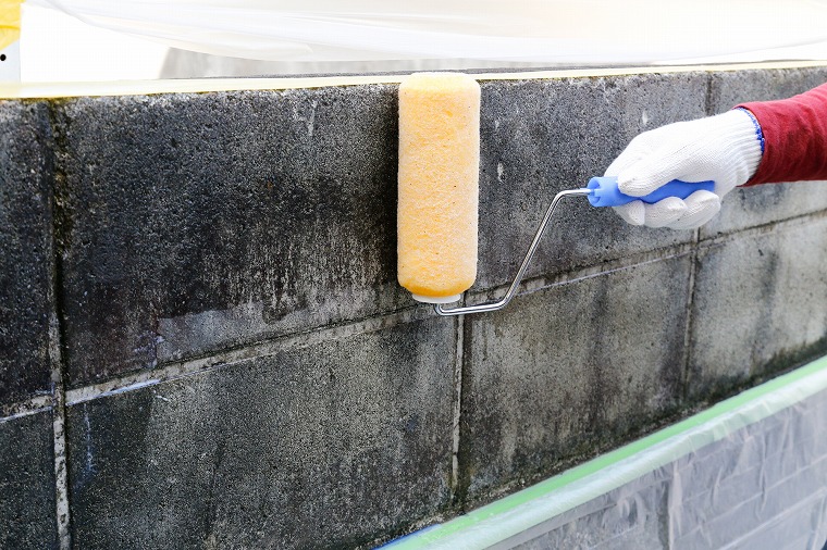 下塗り塗料を塗る