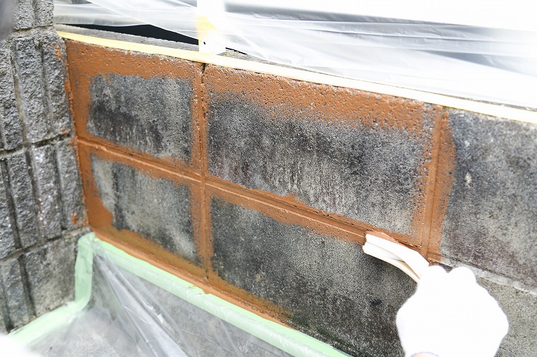 上塗り塗料を塗る