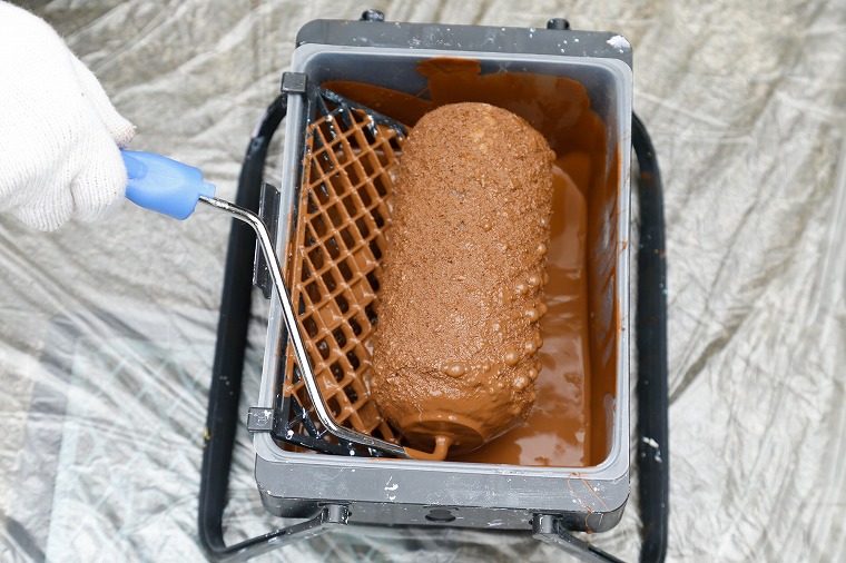 上塗り塗料を塗る