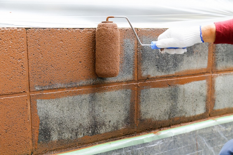 上塗り塗料を塗る