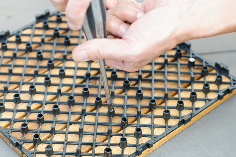 障害物手順4：ドライバーでネジを抜く