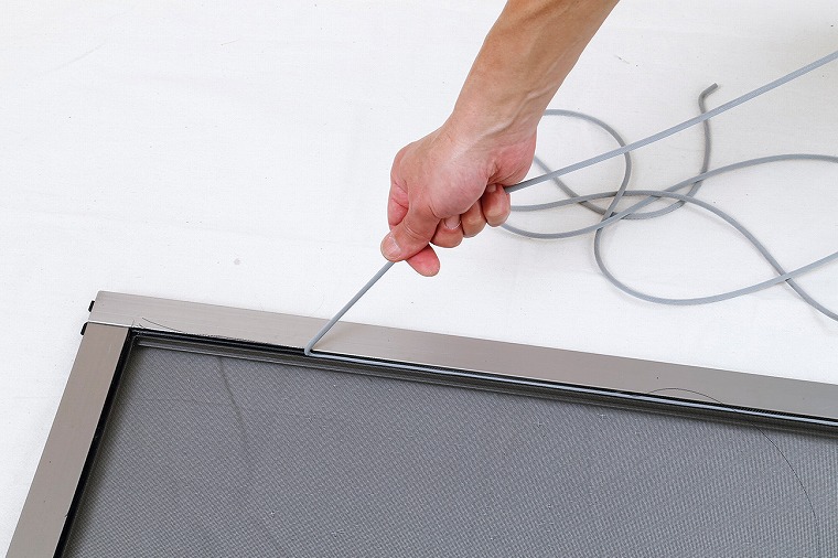 古い網戸ネットをはずすイメージ