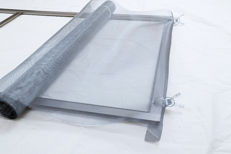 新しいネットを仮どめするイメージ