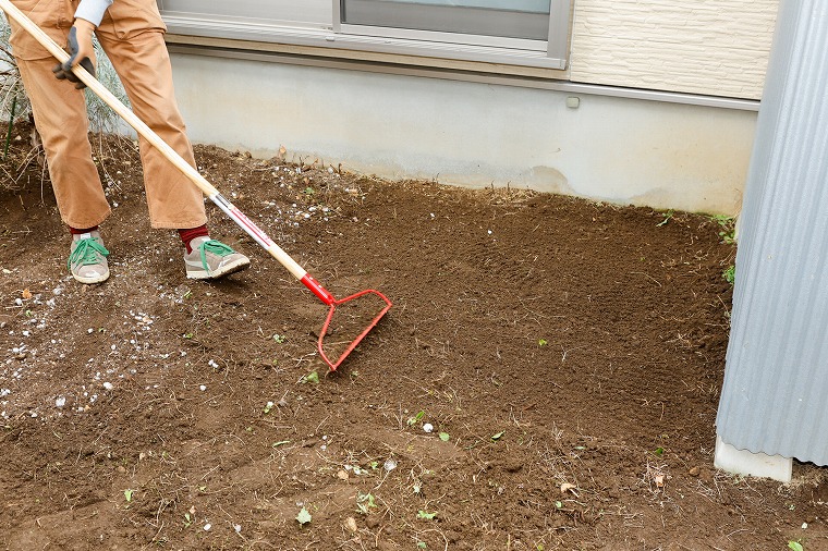 レーキで地面をならす