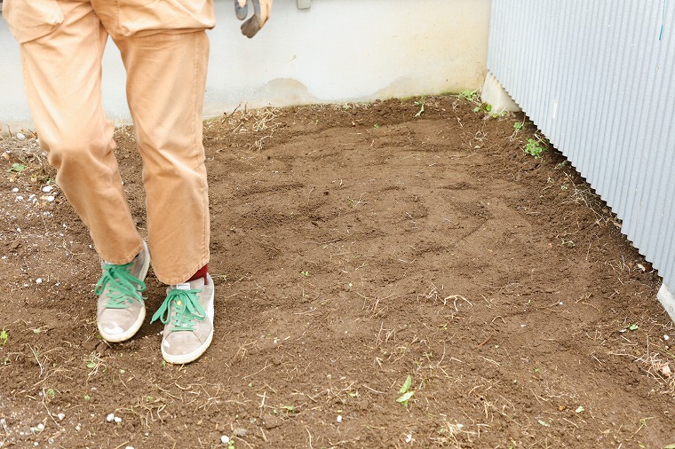 地面を踏み固める