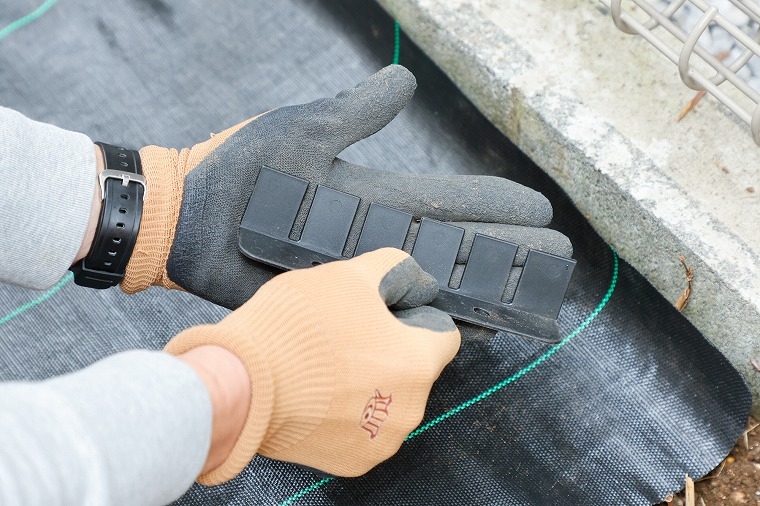 防草シート1枚目を敷く