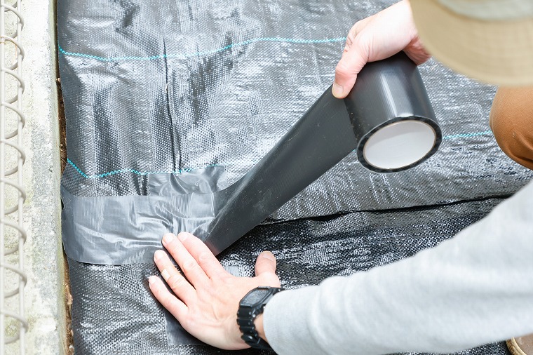 高密度防草シート用テープで補強