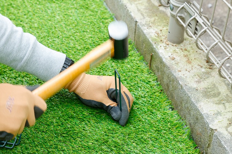 押さえピンを打ち込む