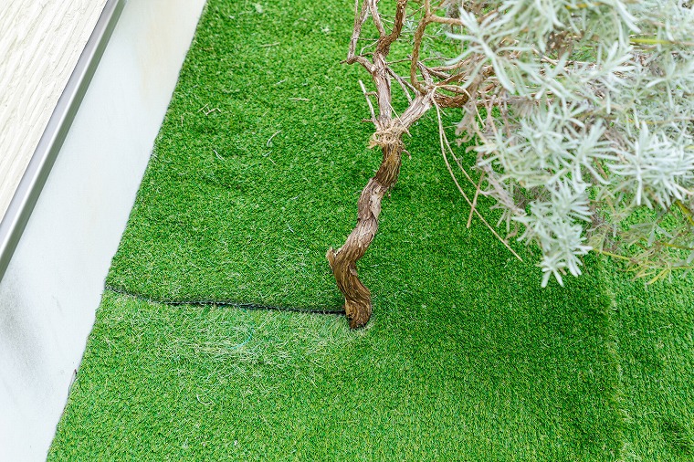 植物を挟むように敷く