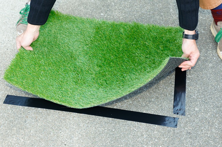 剥離紙をはがして人工芝を置く