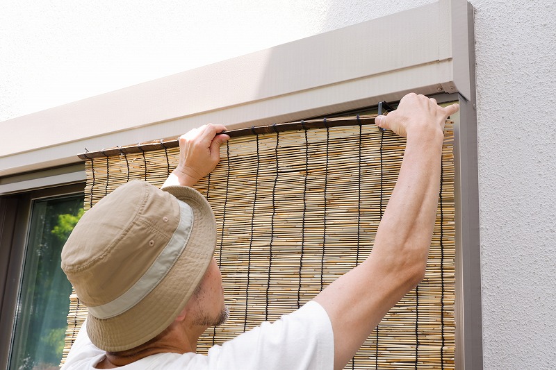 すだれをハンガーに掛ける