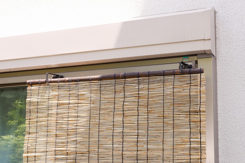 すだれをハンガーに掛ける