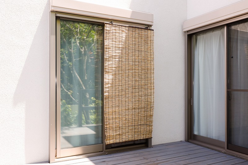 すだれをハンガーに掛ける