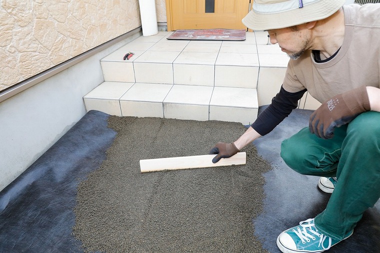 砂を盛ってならす