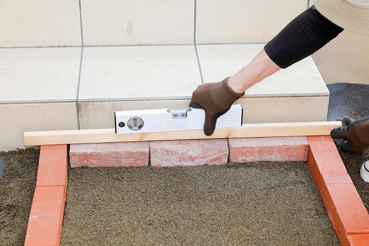 レンガを1個ずつ敷く