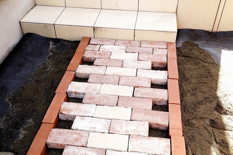 未加工のレンガ敷き完了