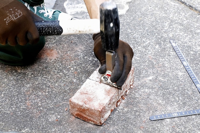 タガネで溝をつける