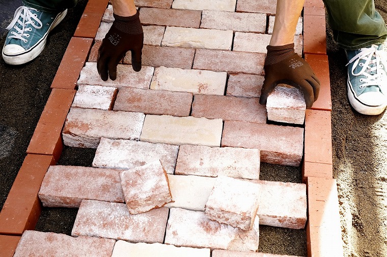 半分に割ったレンガを設置