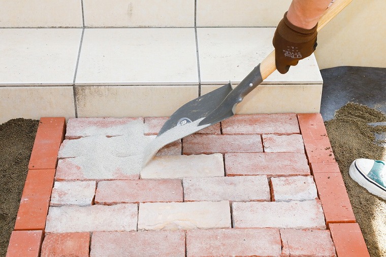 ブラシで珪砂を広げる