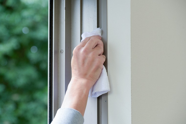 貼る場所を掃除する