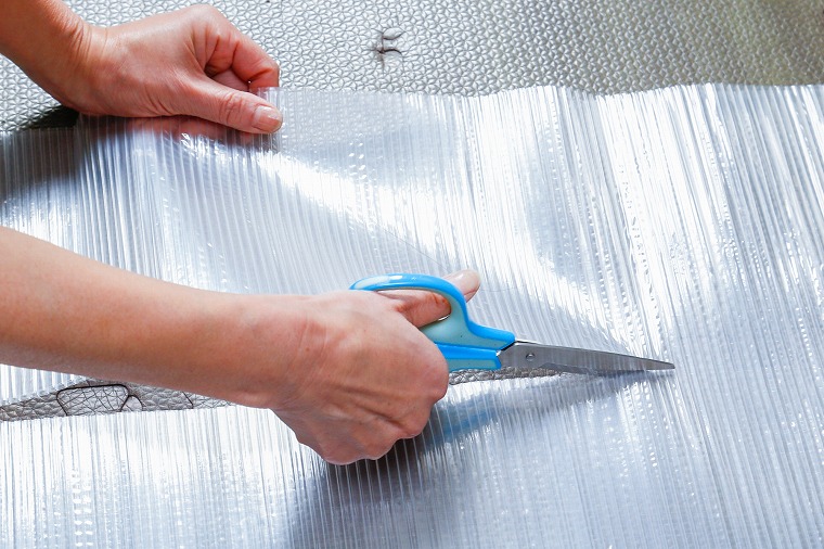 断熱シートをカットする