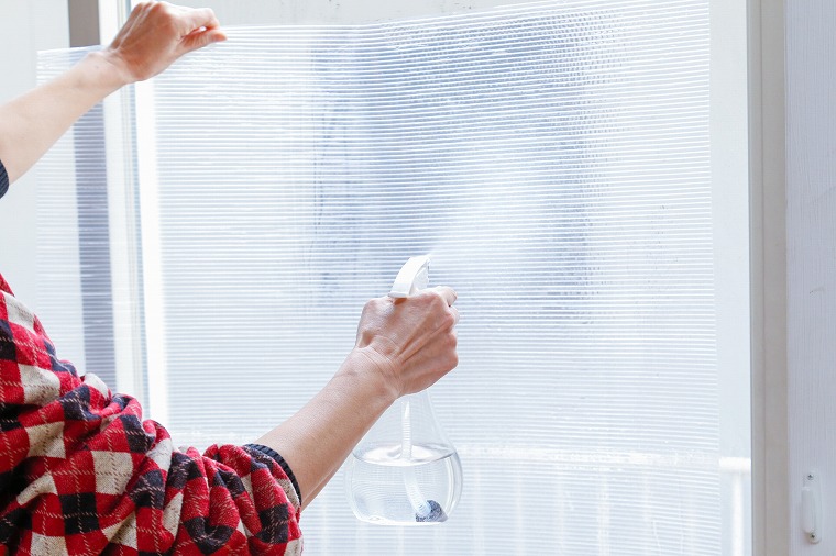 断熱シートを貼り付ける