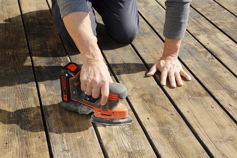 サンダーでの研磨の様子