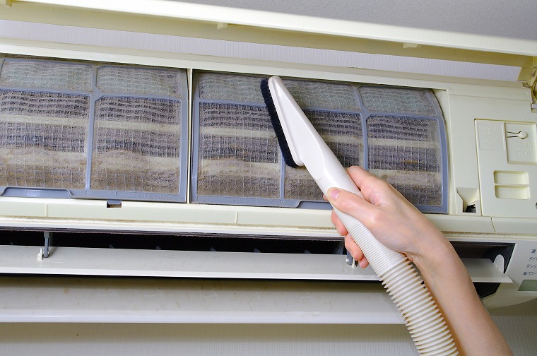 フィルターに掃除機をかける様子