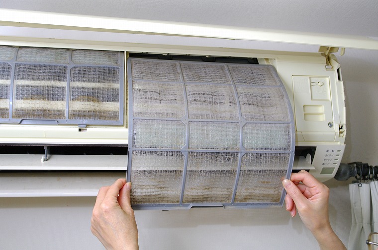 フィルターを取り外して掃除機をかける様子