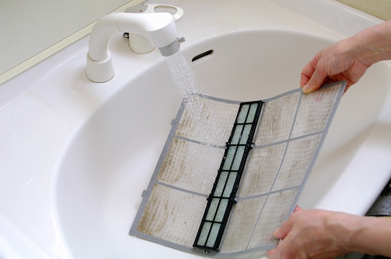 フィルターを水洗いする様子1