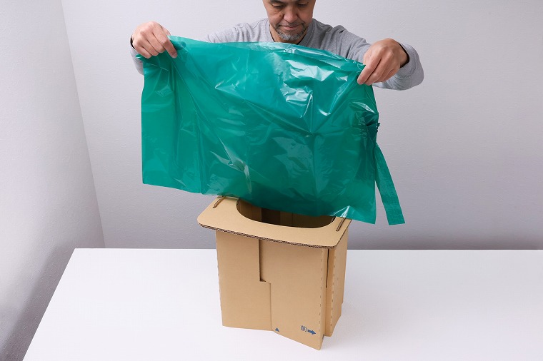 汚物袋を簡易便器にかぶせる手順の画像