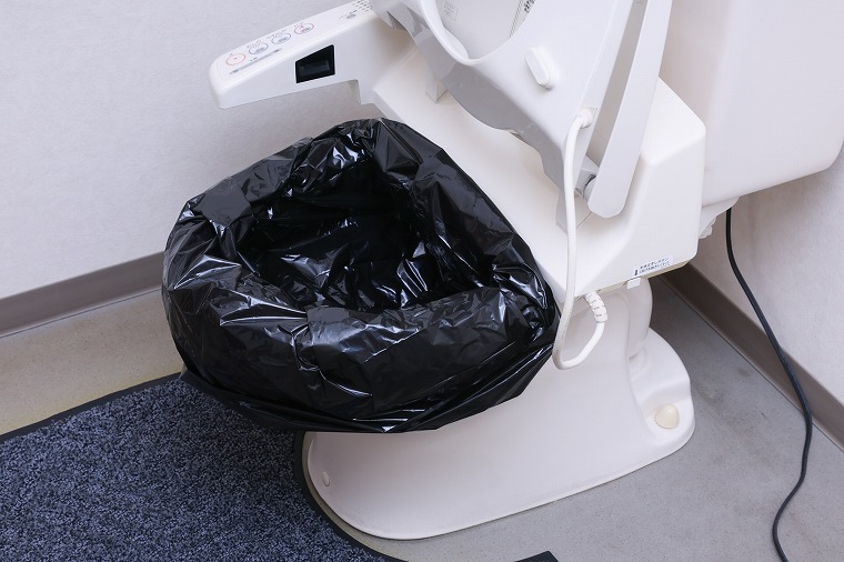 汚物袋を便器にかぶせる手順の画像