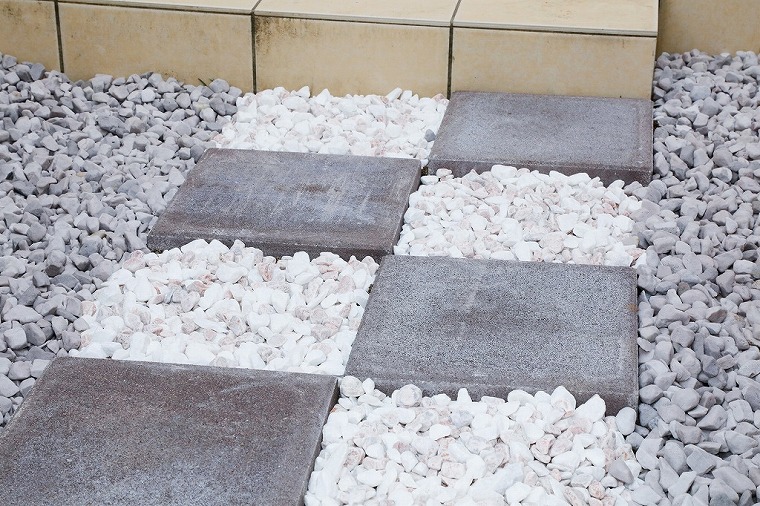 庭の景観や防犯に役立つ敷き砂利