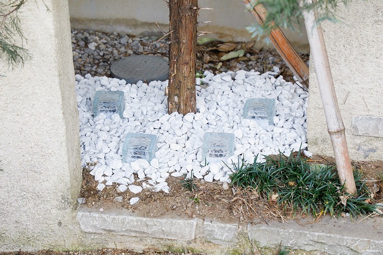 ガーデンライトと砂利 2