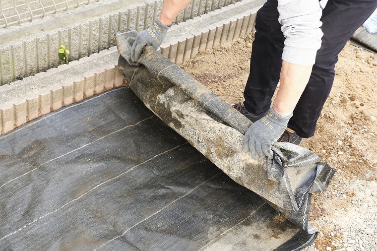 防草シートを敷く 手順1