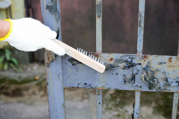 ワイヤーブラシでこする