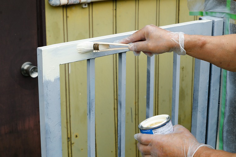 上塗り用の塗料を塗る