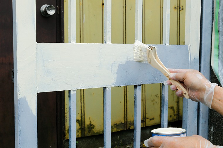 上塗り用の塗料を塗る