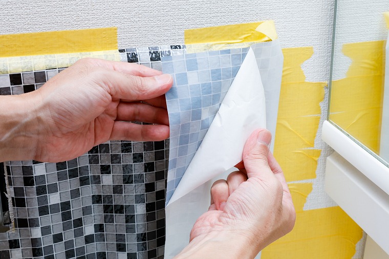 剥離紙をはがす