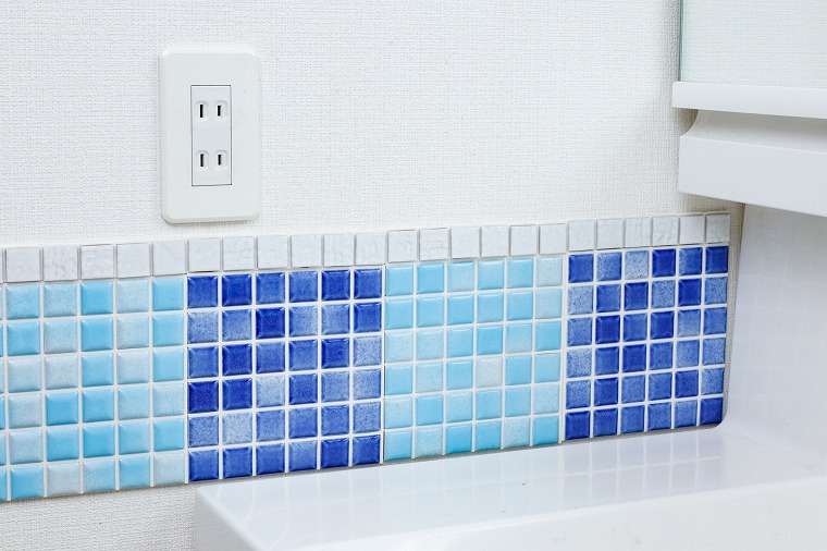 モザイクタイル施工後の洗面所