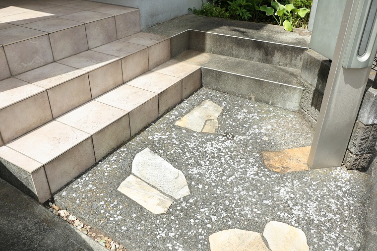 洗浄前の玄関アプローチ