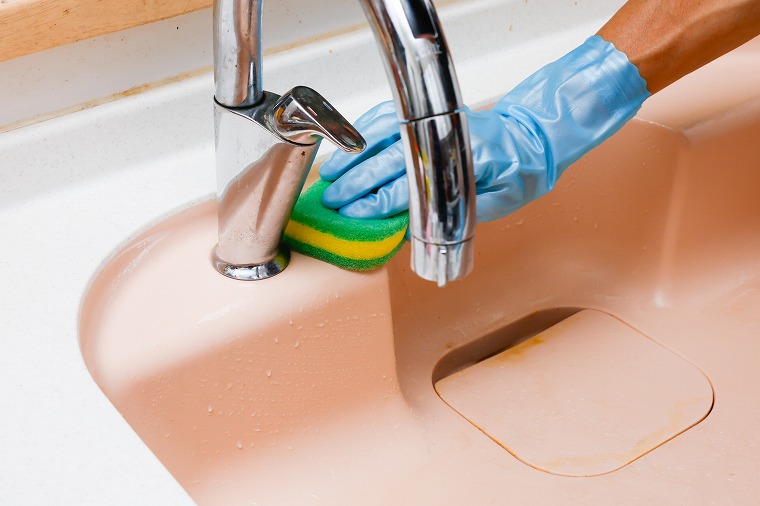 スポンジでこする