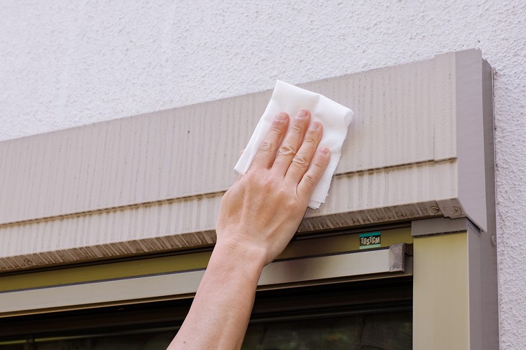 シャッターボックスを拭く