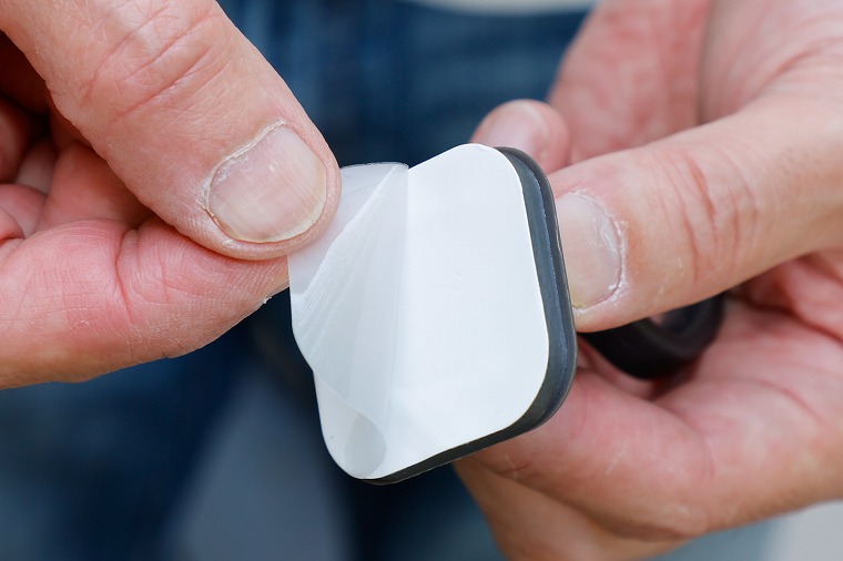 剥離シートをはがす