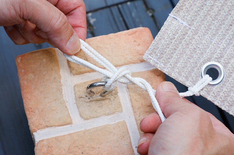 ヒモをウエイトに結ぶ