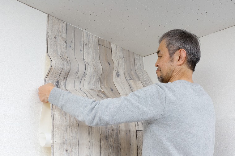 保護紙をはがしながら貼る